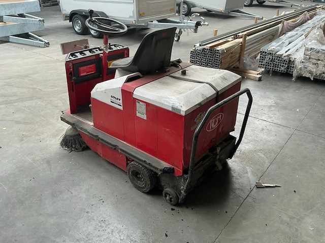 Rcm r702 e/5 vloerveegmachine - afbeelding 1 van  3