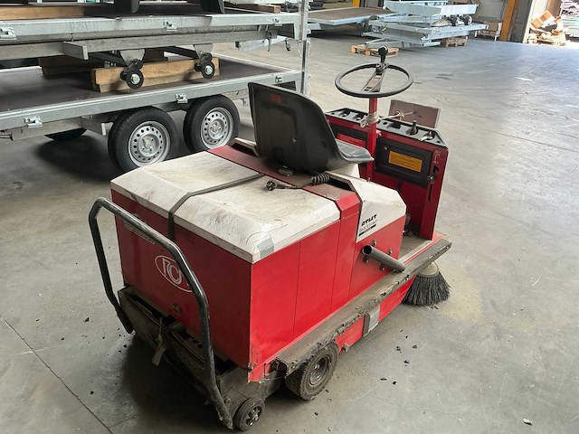 Rcm r702 e/5 vloerveegmachine - afbeelding 7 van  7