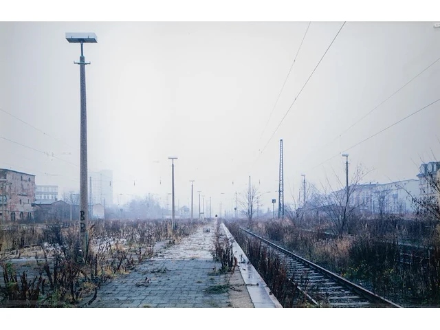 Rebecca wilton (1979), 'bahnhof', 2006, n° 3/3, digital print 120 x 180 cm. (47.24 x 70.87 in.), frame: 125 x 185 cm. (49.21 x 72.82 in.) - afbeelding 1 van  6