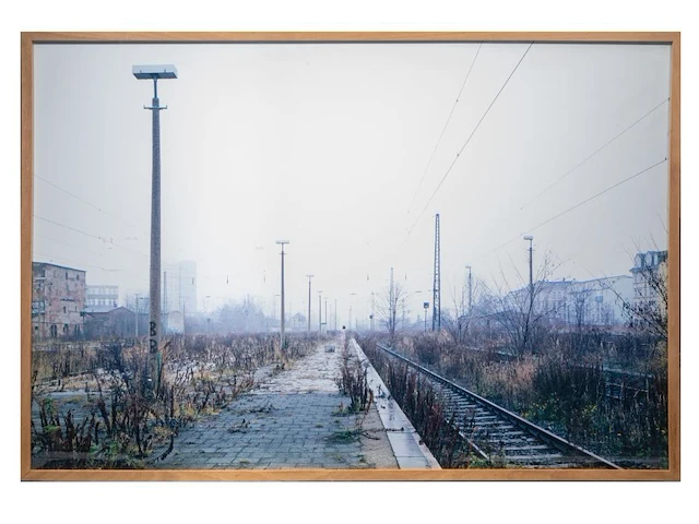 Rebecca wilton (1979), 'bahnhof', 2006, n° 3/3, digital print 120 x 180 cm. (47.24 x 70.87 in.), frame: 125 x 185 cm. (49.21 x 72.82 in.) - afbeelding 2 van  6