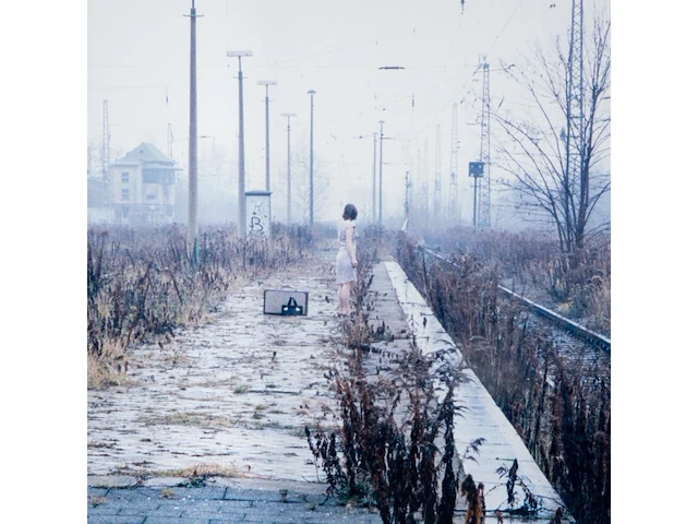 Rebecca wilton (1979), 'bahnhof', 2006, n° 3/3, digital print 120 x 180 cm. (47.24 x 70.87 in.), frame: 125 x 185 cm. (49.21 x 72.82 in.) - afbeelding 4 van  6
