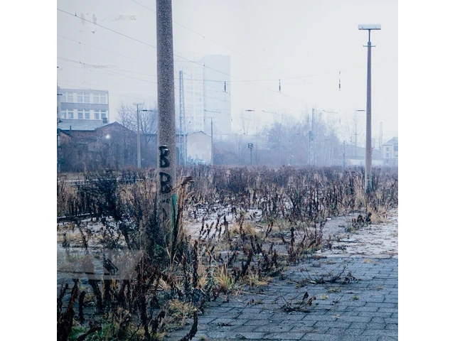 Rebecca wilton (1979), 'bahnhof', 2006, n° 3/3, digital print 120 x 180 cm. (47.24 x 70.87 in.), frame: 125 x 185 cm. (49.21 x 72.82 in.) - afbeelding 6 van  6