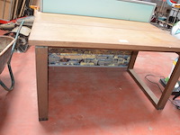 Rechthoekige houten bureeltafel ikea afm. 140x85 , schilderij ikea afm. 130x80 (8,12)
