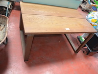 Rechthoekige houten bureeltafel ikea afm. 140x85 , schilderij ikea afm. 130x80 (8,12) - afbeelding 2 van  9