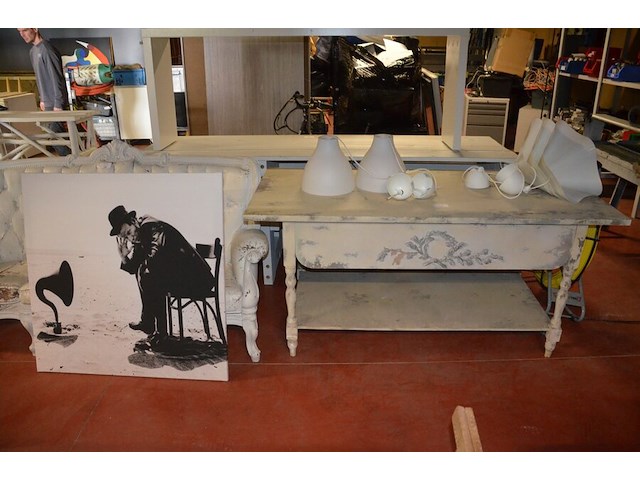 Rechthoekige houten tafel wit geverfd afm. 180x80x80 , 5 hanglampen wit, wanderversiering - afbeelding 1 van  12