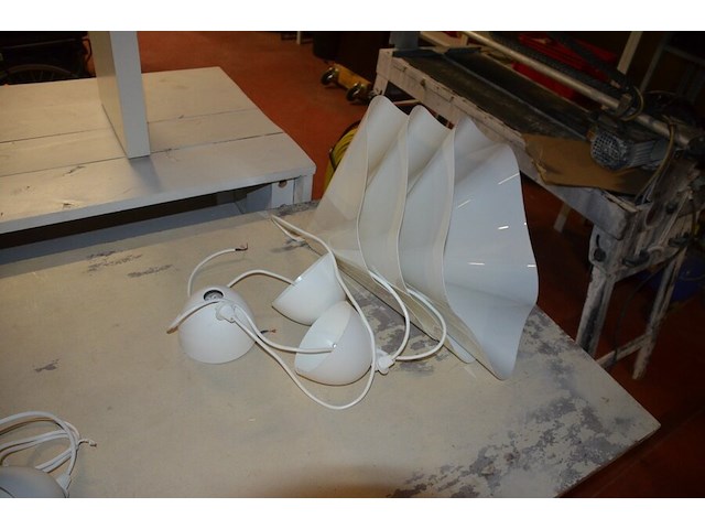 Rechthoekige houten tafel wit geverfd afm. 180x80x80 , 5 hanglampen wit, wanderversiering - afbeelding 4 van  12