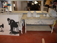 Rechthoekige houten tafel wit geverfd afm. 180x80x80 , 5 hanglampen wit, wanderversiering