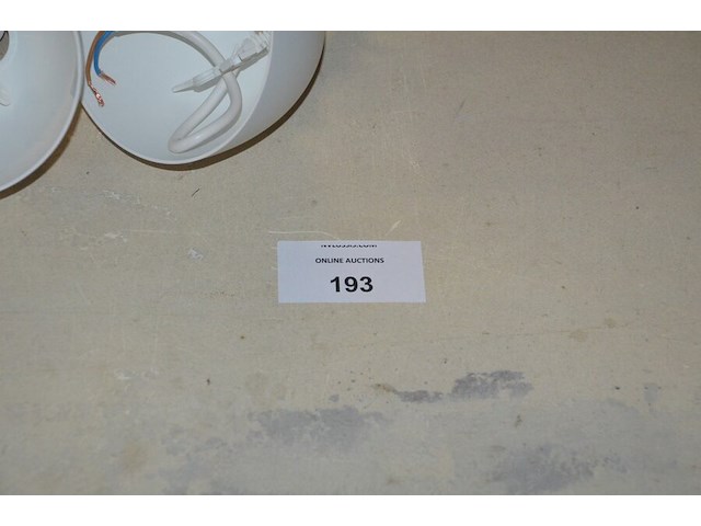 Rechthoekige houten tafel wit geverfd afm. 180x80x80 , 5 hanglampen wit, wanderversiering - afbeelding 9 van  12