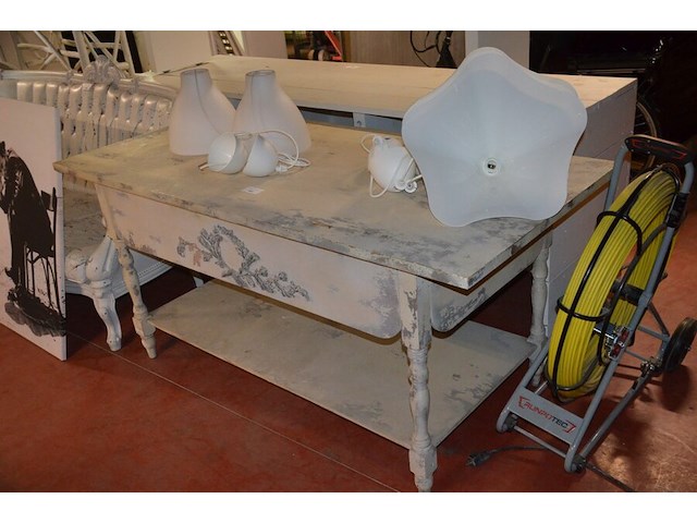 Rechthoekige houten tafel wit geverfd afm. 180x80x80 , 5 hanglampen wit, wanderversiering - afbeelding 10 van  12