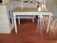 Rechthoekige houten tafel wit met houten blad afm. 115x66x73, wit houten bankje afm. 79x34x40, wit houten stoel - afbeelding 2 van  9