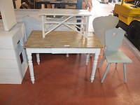 Rechthoekige houten tafel wit met houten blad afm. 115x66x73, wit houten bankje afm. 79x34x40, wit houten stoel