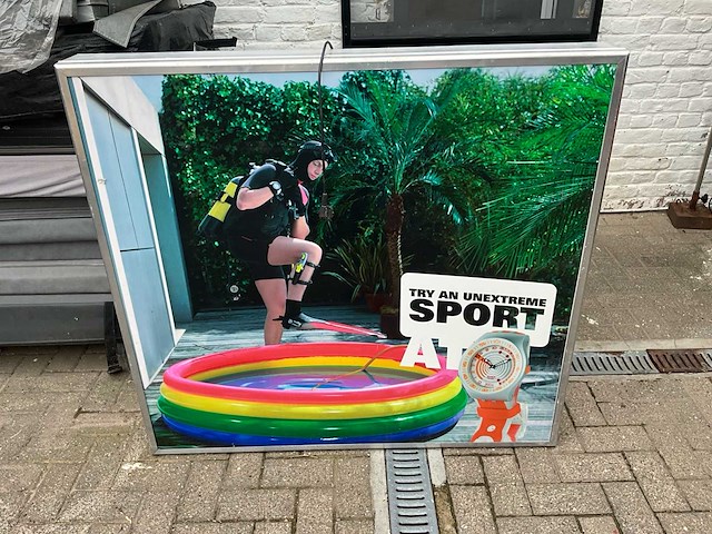 Reclamebanner met werkende verlichting - afbeelding 1 van  1