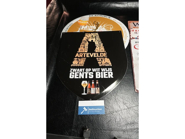 Reclamebord artevelde 'zwart op wit wijs gents bier' + bord de koninck - afbeelding 1 van  3