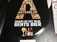 Reclamebord artevelde 'zwart op wit wijs gents bier' + bord de koninck