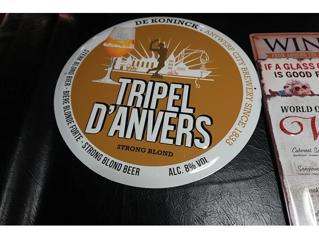 Reclamebord artevelde 'zwart op wit wijs gents bier' + bord de koninck - afbeelding 2 van  3
