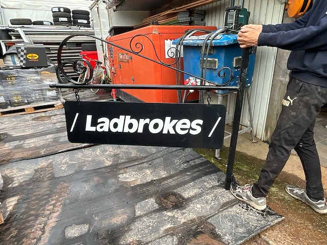 Reclamebord ladbrokes - afbeelding 1 van  2