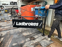 Reclamebord ladbrokes - afbeelding 1 van  2