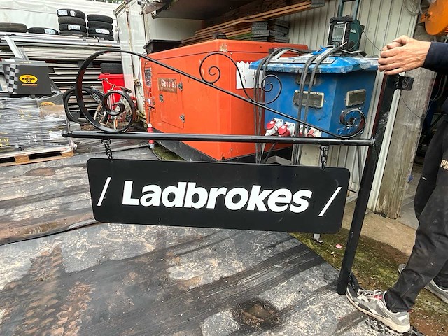 Reclamebord ladbrokes - afbeelding 2 van  2