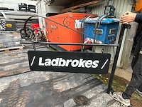 Reclamebord ladbrokes - afbeelding 2 van  2