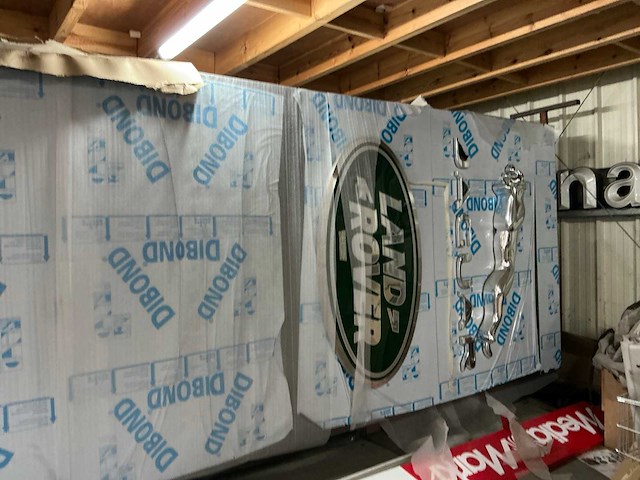 Reclametotem jaguar / land rover - afbeelding 1 van  6