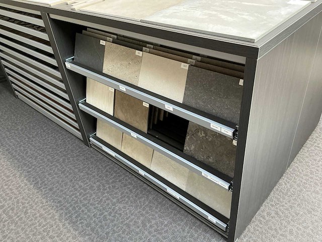 Redec tafel + presentatiemeubels - afbeelding 3 van  19