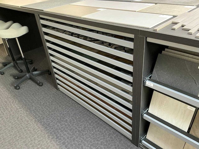 Redec tafel + presentatiemeubels - afbeelding 4 van  19