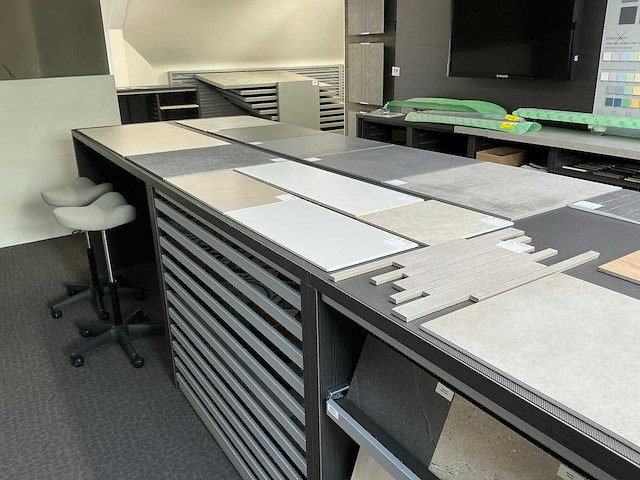 Redec tafel + presentatiemeubels - afbeelding 6 van  19