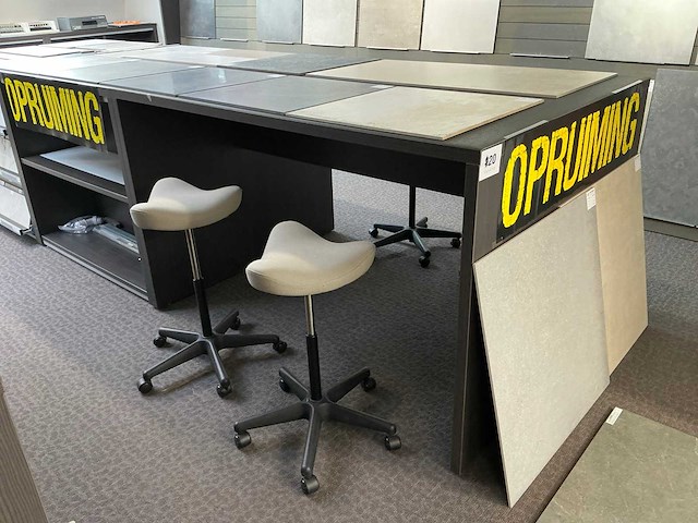 Redec tafel + presentatiemeubels - afbeelding 13 van  19