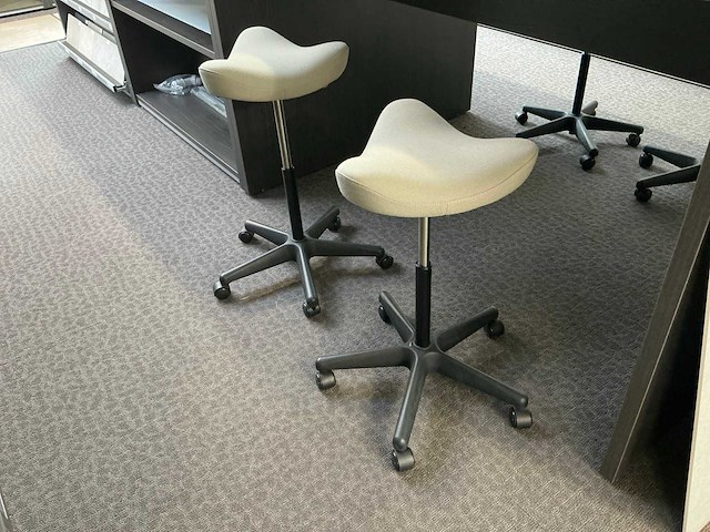 Redec tafel + presentatiemeubels - afbeelding 14 van  19