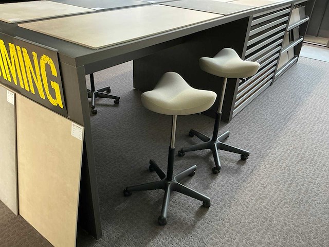 Redec tafel + presentatiemeubels - afbeelding 15 van  19