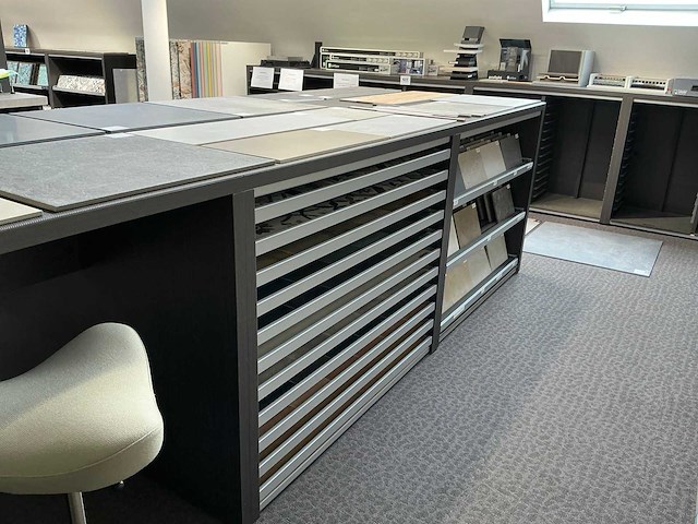 Redec tafel + presentatiemeubels - afbeelding 17 van  19