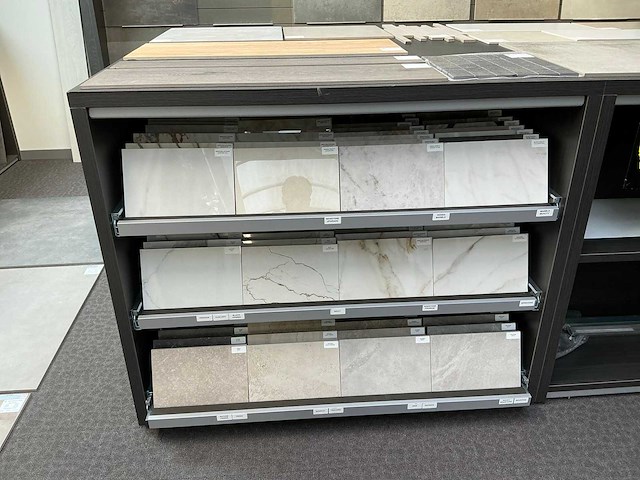 Redec tafel + presentatiemeubels - afbeelding 19 van  19