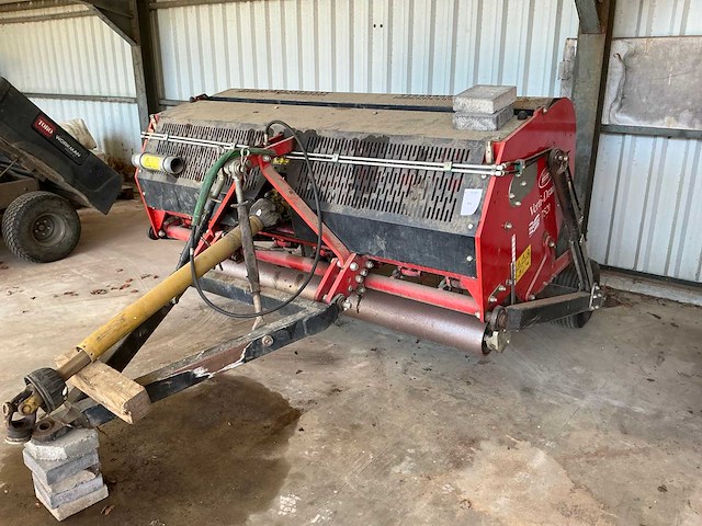 Redexim verti-drain 7521 getrokken grondbeluchter - afbeelding 1 van  3