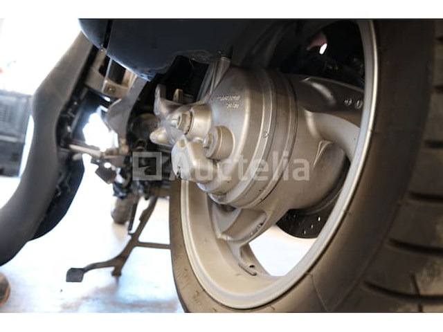 Ref: (lot 11) - motorfiets (inbeslagname op straat) honda deauville 650 - afbeelding 18 van  27