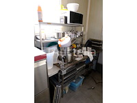 Ref: lot 113 - roestvrijstalen tafels met inhoud