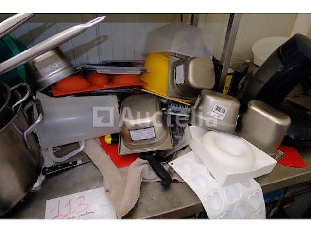 Ref: lot 113 - roestvrijstalen tafels met inhoud - afbeelding 4 van  11