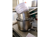 Ref: lot 113 - roestvrijstalen tafels met inhoud - afbeelding 8 van  11