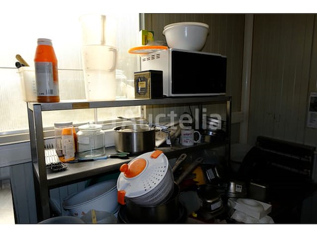 Ref: lot 113 - roestvrijstalen tafels met inhoud - afbeelding 9 van  11