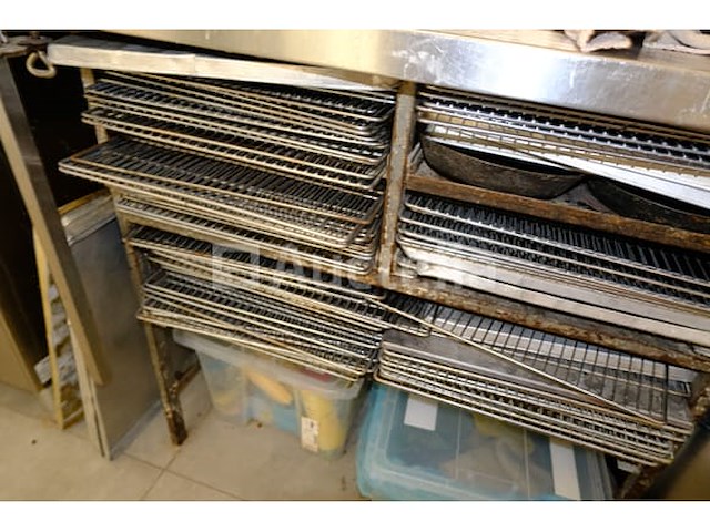 Ref: lot 113 - roestvrijstalen tafels met inhoud - afbeelding 11 van  11