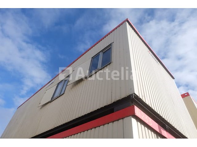 Ref:0232 - geïsoleerde container op de bouwplaats + inhoud - afbeelding 1 van  5