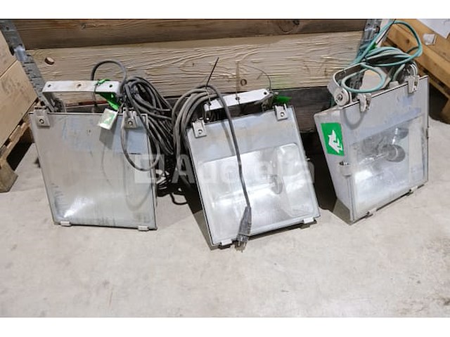 Ref:984802341 / 984802476 / 984802129 - 3 halogeen-spotlights op de bouwplaats - afbeelding 1 van  7