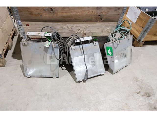 Ref:984802341 / 984802476 / 984802129 - 3 halogeen-spotlights op de bouwplaats - afbeelding 2 van  7