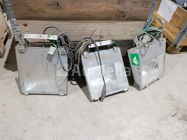 Ref:984802341 / 984802476 / 984802129 - 3 halogeen-spotlights op de bouwplaats - afbeelding 2 van  7