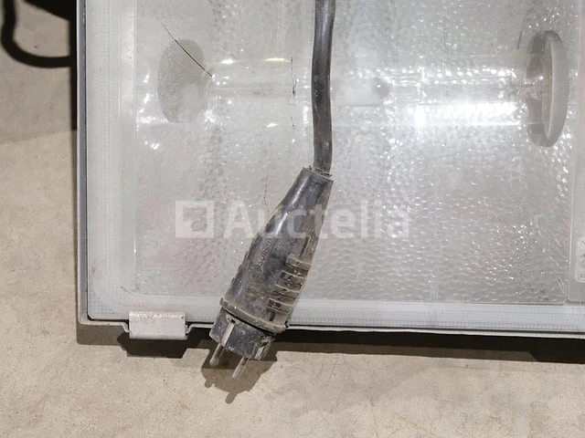 Ref:984802341 / 984802476 / 984802129 - 3 halogeen-spotlights op de bouwplaats - afbeelding 3 van  7