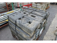 Ref:piedre10 - +- 25 composietvoet voor een bouwplaatsbarrière - afbeelding 1 van  4