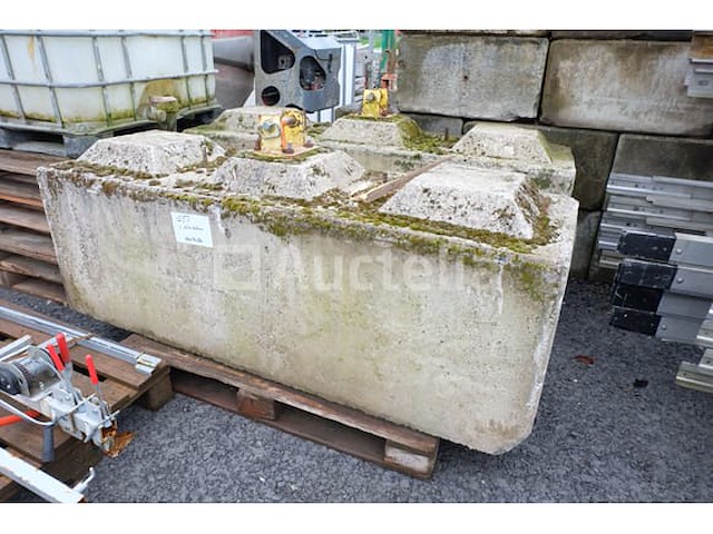Ref:plotl180 - +- 2 betonnen blokken - afbeelding 2 van  5