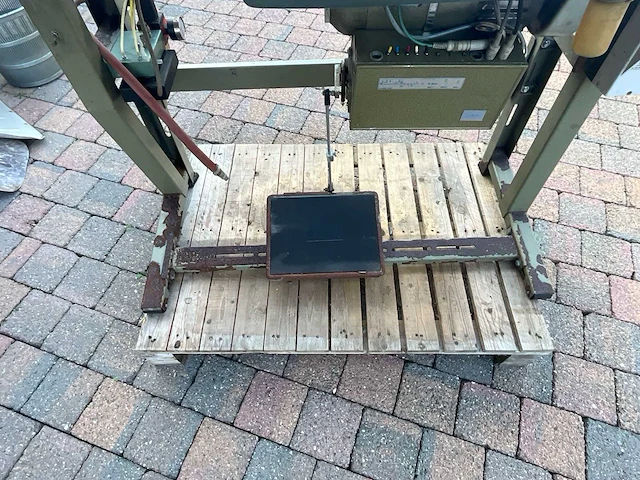 Refrey industriële stiksteekmachine met onderstel en werkblad - afbeelding 3 van  8
