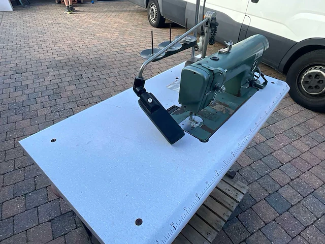 Refrey industriële stiksteekmachine met onderstel en werkblad - afbeelding 5 van  8