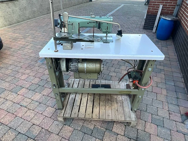 Refrey industriële stiksteekmachine met onderstel en werkblad - afbeelding 6 van  8
