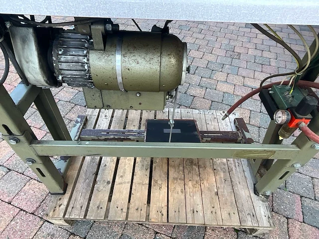 Refrey industriële stiksteekmachine met onderstel en werkblad - afbeelding 7 van  8